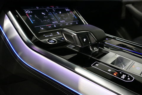 Audi Q8 60 TFSI e quattro Competition / S-Line / HD Matrix LED / Servosluiting / RS-Sportstoelen / Elektr. verstelbare voorstoelen / Head-Up Display / Stuur- & stoelverwarming / 360 graden camera / Bang & Olufsen Sound / Achterbank verwarming / 22'' LMV / Trekhaa