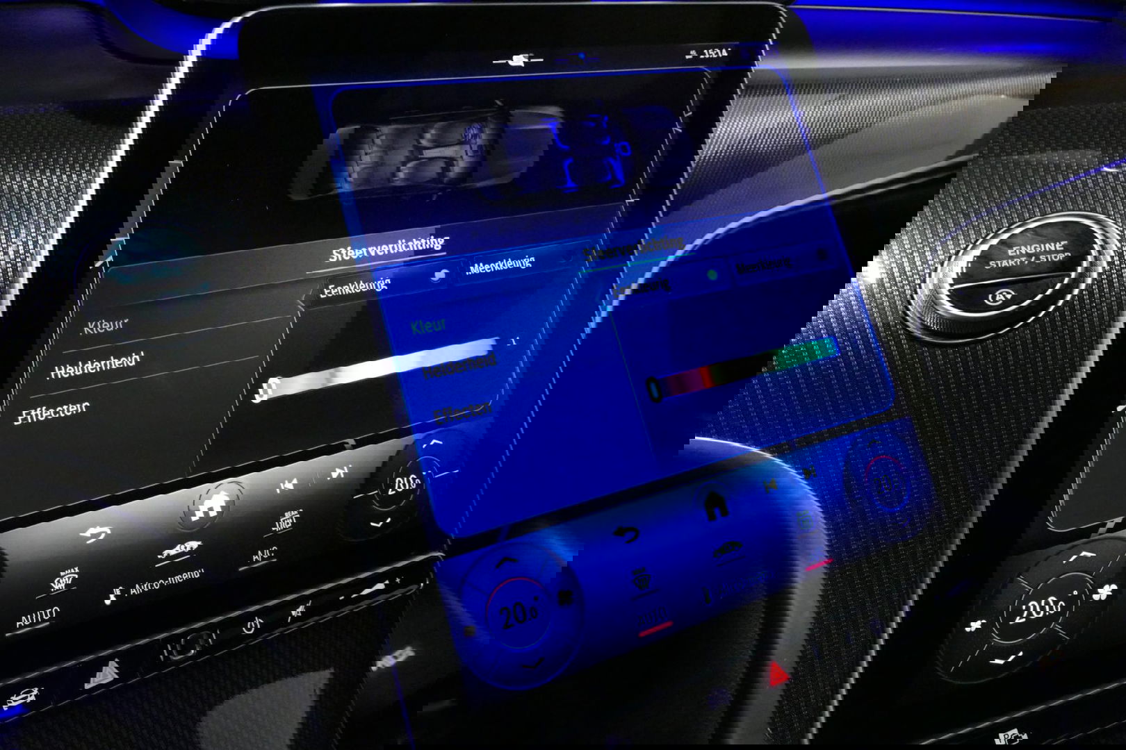 Mercedes-Benz C-Klasse 200 Launch Edition AMG Line / Orig. Nederlands / C63S AMG Diffuser / Panamericana Grill / Panoramadak / Carbon inleg / Apple Carplay - Android Auto / Ambienteverlichting / Stoelverwarming / 19'' LMV / Cruise Control / Achteruitrijcamera / Widescreen