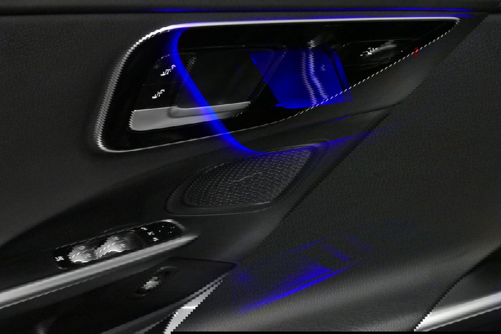 Mercedes-Benz C-Klasse 200 Launch Edition AMG Line / Orig. Nederlands / C63S AMG Diffuser / Panamericana Grill / Panoramadak / Carbon inleg / Apple Carplay - Android Auto / Ambienteverlichting / Stoelverwarming / 19'' LMV / Cruise Control / Achteruitrijcamera / Widescreen