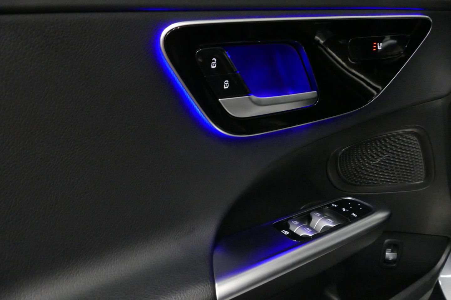 Mercedes-Benz C-Klasse 200 Launch Edition AMG Line / Orig. Nederlands / C63S AMG Diffuser / Panamericana Grill / Panoramadak / Carbon inleg / Apple Carplay - Android Auto / Ambienteverlichting / Stoelverwarming / 19'' LMV / Cruise Control / Achteruitrijcamera / Widescreen