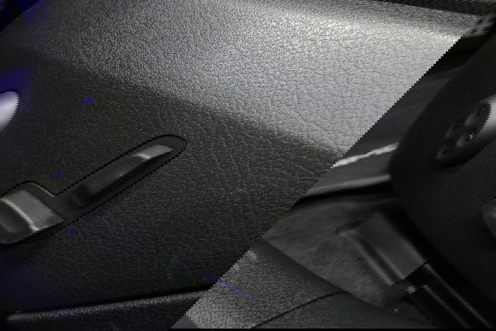 Mercedes-Benz C-Klasse 200 Launch Edition AMG Line / Orig. Nederlands / C63S AMG Diffuser / Panamericana Grill / Panoramadak / Carbon inleg / Apple Carplay - Android Auto / Ambienteverlichting / Stoelverwarming / 19'' LMV / Cruise Control / Achteruitrijcamera / Widescreen