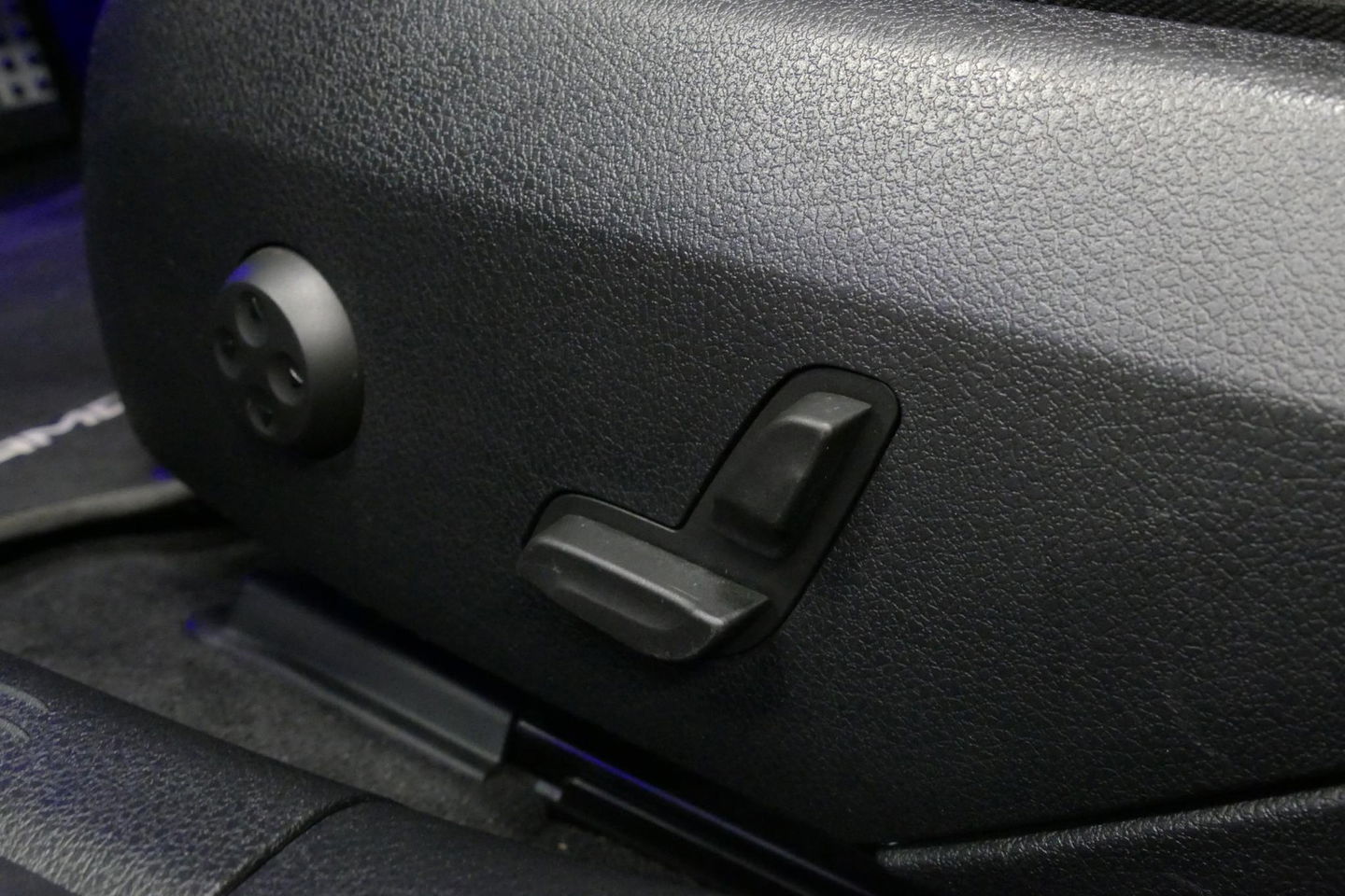 Mercedes-Benz C-Klasse 200 Launch Edition AMG Line / Orig. Nederlands / C63S AMG Diffuser / Panamericana Grill / Panoramadak / Carbon inleg / Apple Carplay - Android Auto / Ambienteverlichting / Stoelverwarming / 19'' LMV / Cruise Control / Achteruitrijcamera / Widescreen