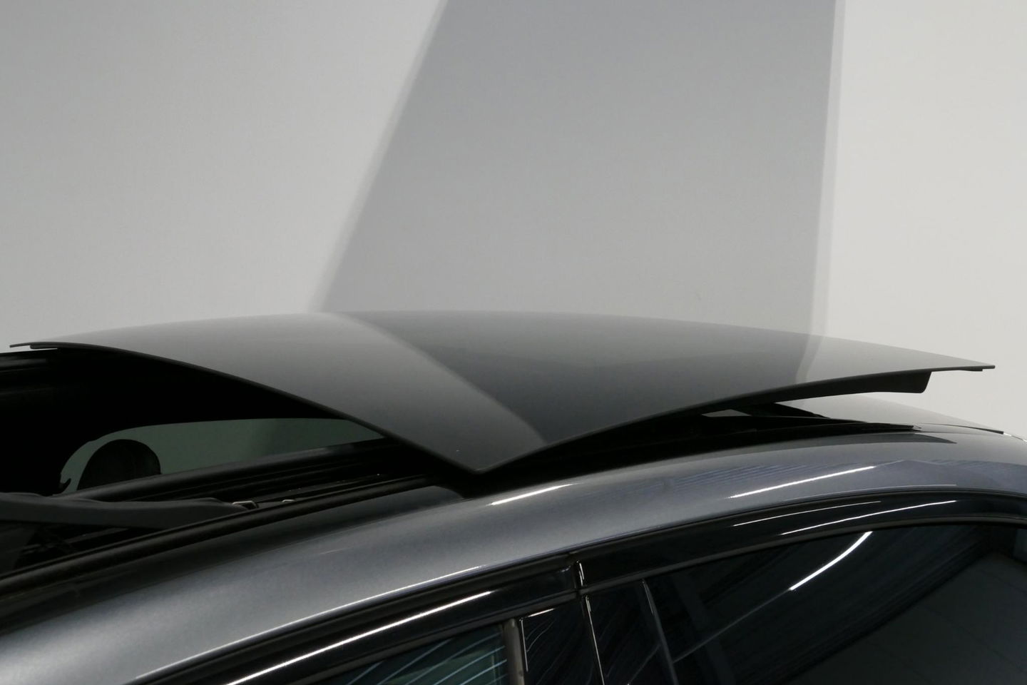 Mercedes-Benz C-Klasse 200 Launch Edition AMG Line / Orig. Nederlands / C63S AMG Diffuser / Panamericana Grill / Panoramadak / Carbon inleg / Apple Carplay - Android Auto / Ambienteverlichting / Stoelverwarming / 19'' LMV / Cruise Control / Achteruitrijcamera / Widescreen