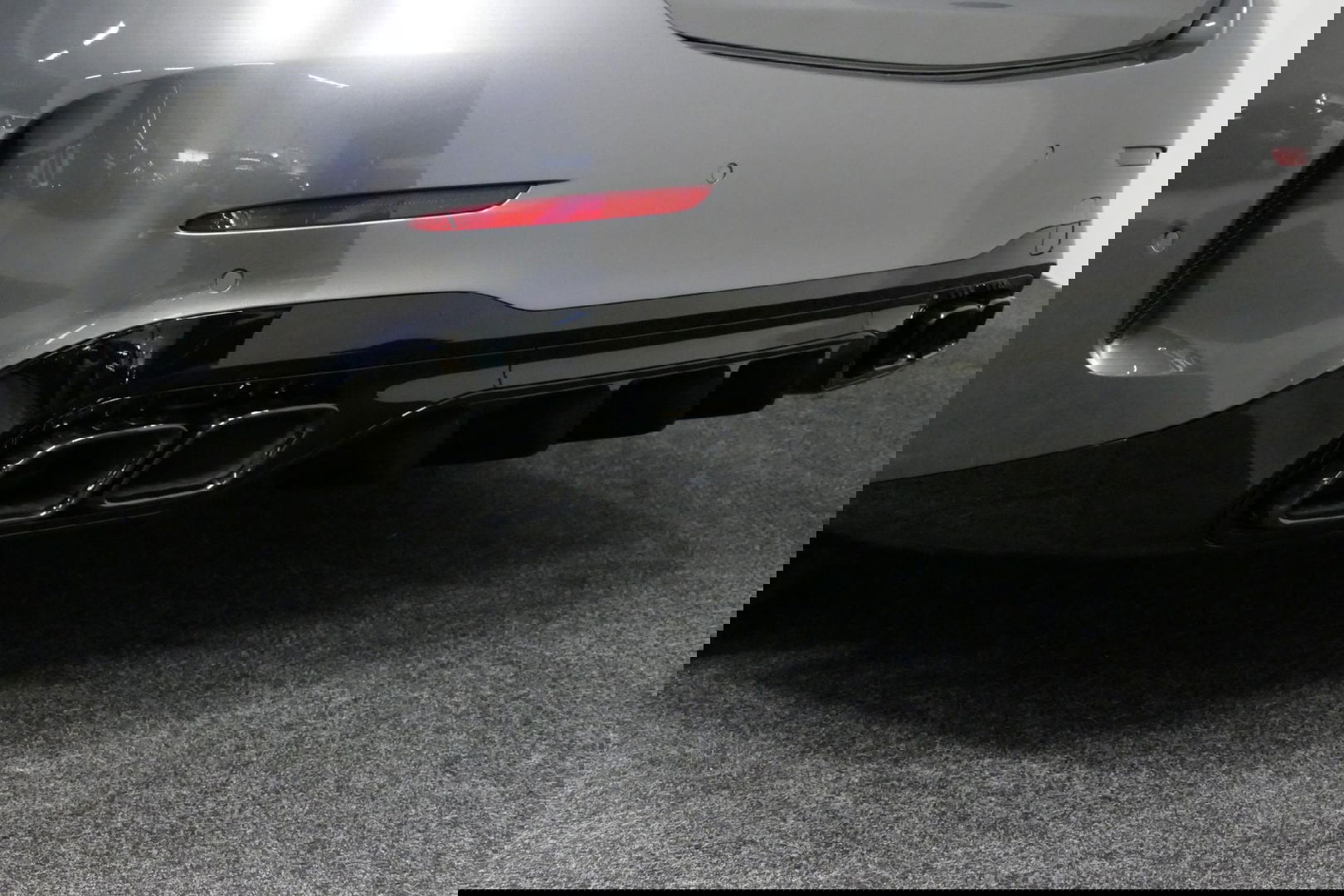 Mercedes-Benz C-Klasse 200 Launch Edition AMG Line / Orig. Nederlands / C63S AMG Diffuser / Panamericana Grill / Panoramadak / Carbon inleg / Apple Carplay - Android Auto / Ambienteverlichting / Stoelverwarming / 19'' LMV / Cruise Control / Achteruitrijcamera / Widescreen