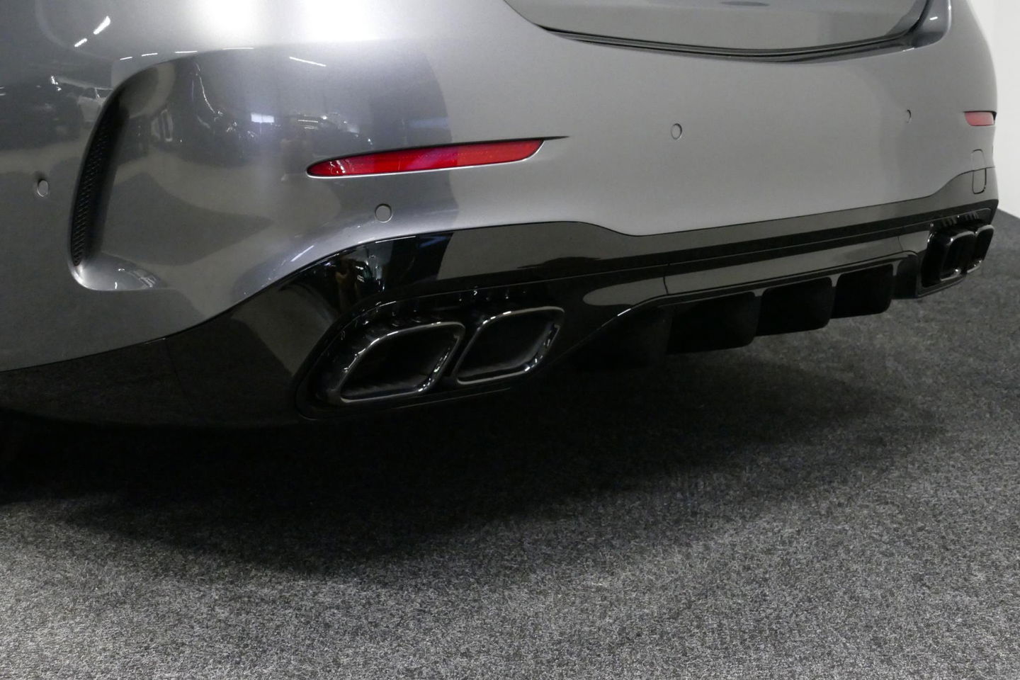 Mercedes-Benz C-Klasse 200 Launch Edition AMG Line / Orig. Nederlands / C63S AMG Diffuser / Panamericana Grill / Panoramadak / Carbon inleg / Apple Carplay - Android Auto / Ambienteverlichting / Stoelverwarming / 19'' LMV / Cruise Control / Achteruitrijcamera / Widescreen