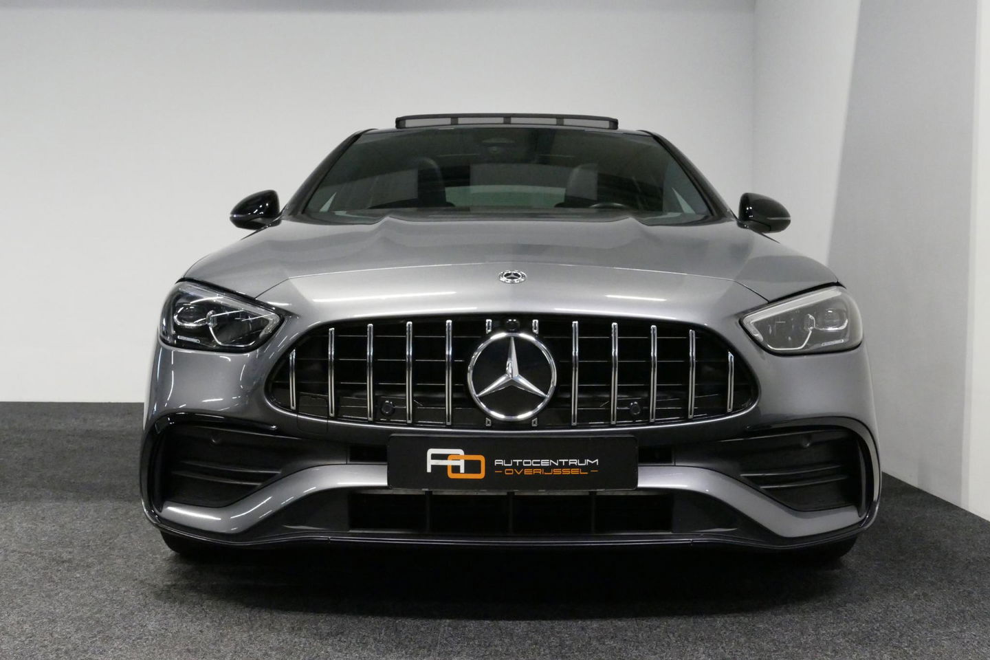 Mercedes-Benz C-Klasse 200 Launch Edition AMG Line / Orig. Nederlands / C63S AMG Diffuser / Panamericana Grill / Panoramadak / Carbon inleg / Apple Carplay - Android Auto / Ambienteverlichting / Stoelverwarming / 19'' LMV / Cruise Control / Achteruitrijcamera / Widescreen
