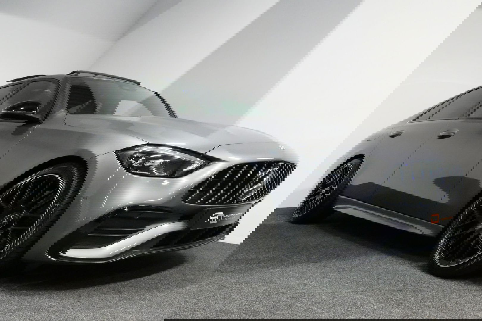 Mercedes-Benz C-Klasse 200 Launch Edition AMG Line / Orig. Nederlands / C63S AMG Diffuser / Panamericana Grill / Panoramadak / Carbon inleg / Apple Carplay - Android Auto / Ambienteverlichting / Stoelverwarming / 19'' LMV / Cruise Control / Achteruitrijcamera / Widescreen