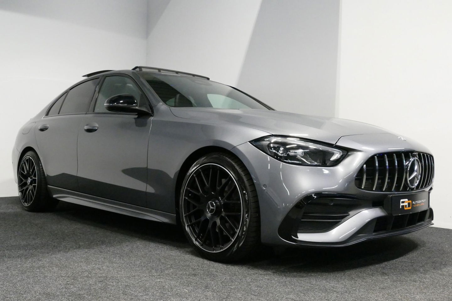 Mercedes-Benz C-Klasse 200 Launch Edition AMG Line / Orig. Nederlands / C63S AMG Diffuser / Panamericana Grill / Panoramadak / Carbon inleg / Apple Carplay - Android Auto / Ambienteverlichting / Stoelverwarming / 19'' LMV / Cruise Control / Achteruitrijcamera / Widescreen