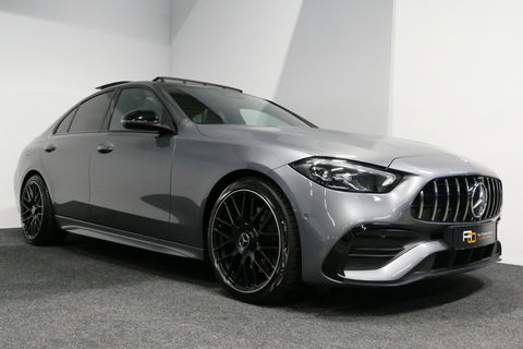 Mercedes-Benz C-Klasse 200 Launch Edition AMG Line / Orig. Nederlands / C63S AMG Diffuser / Panamericana Grill / Panoramadak / Carbon inleg / Apple Carplay - Android Auto / Ambienteverlichting / Stoelverwarming / 19'' LMV / Cruise Control / Achteruitrijcamera / Widescreen