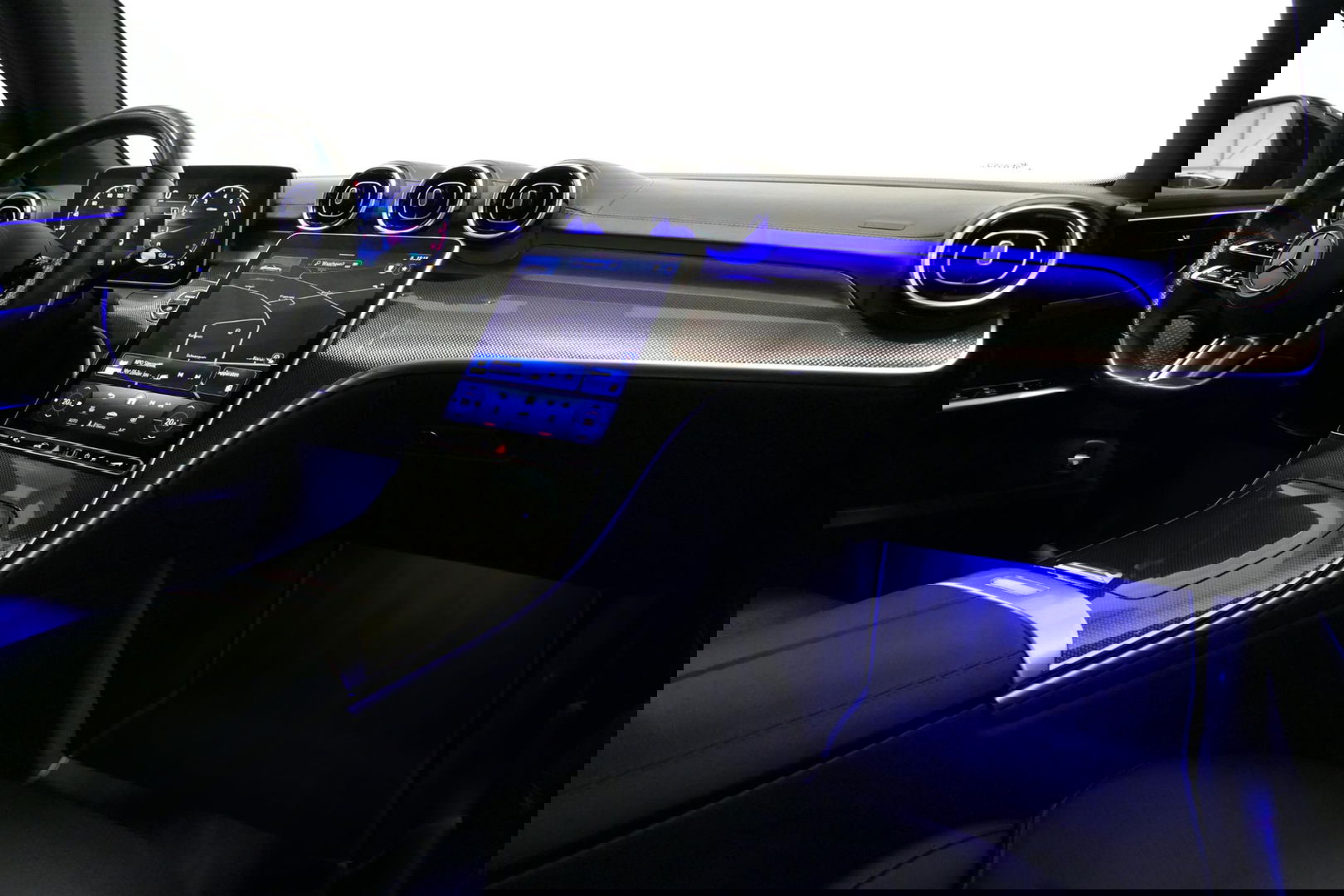 Mercedes-Benz C-Klasse 200 Launch Edition AMG Line / Orig. Nederlands / C63S AMG Diffuser / Panamericana Grill / Panoramadak / Carbon inleg / Apple Carplay - Android Auto / Ambienteverlichting / Stoelverwarming / 19'' LMV / Cruise Control / Achteruitrijcamera / Widescreen