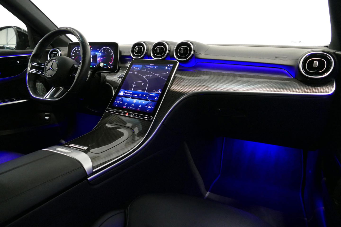 Mercedes-Benz C-Klasse 200 Launch Edition AMG Line / Orig. Nederlands / C63S AMG Diffuser / Panamericana Grill / Panoramadak / Carbon inleg / Apple Carplay - Android Auto / Ambienteverlichting / Stoelverwarming / 19'' LMV / Cruise Control / Achteruitrijcamera / Widescreen