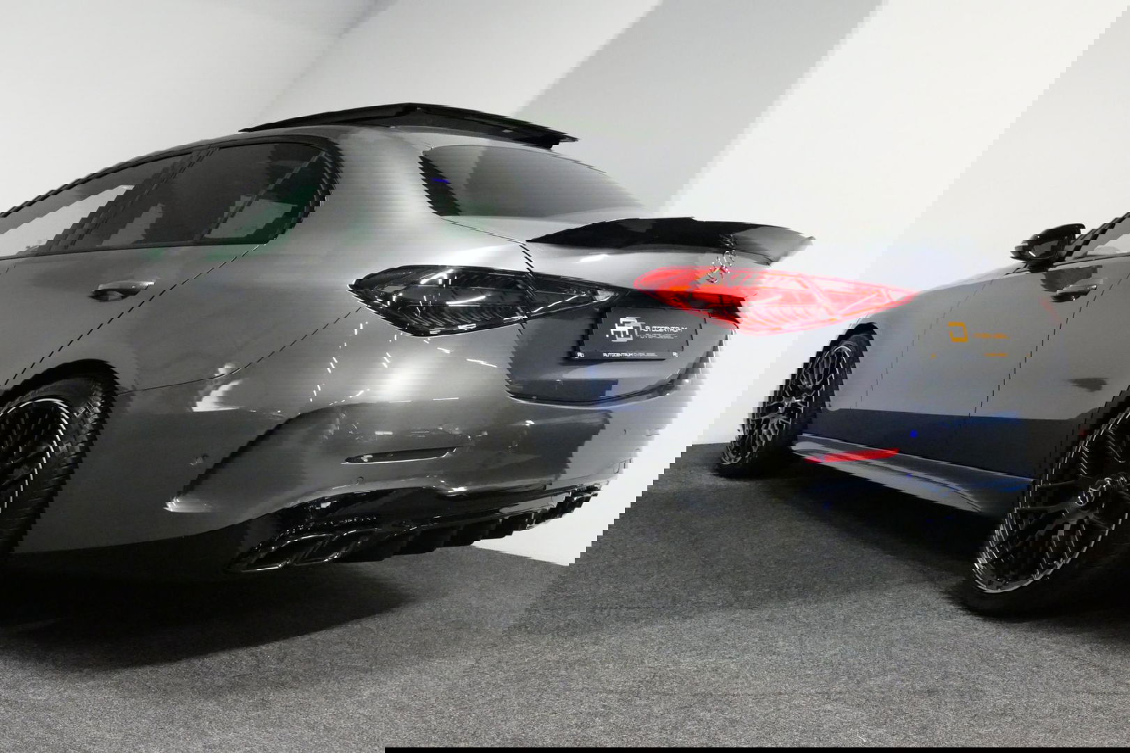 Mercedes-Benz C-Klasse 200 Launch Edition AMG Line / Orig. Nederlands / C63S AMG Diffuser / Panamericana Grill / Panoramadak / Carbon inleg / Apple Carplay - Android Auto / Ambienteverlichting / Stoelverwarming / 19'' LMV / Cruise Control / Achteruitrijcamera / Widescreen