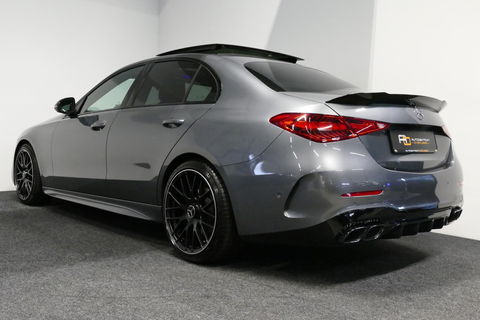 Mercedes-Benz C-Klasse 200 Launch Edition AMG Line / Orig. Nederlands / C63S AMG Diffuser / Panamericana Grill / Panoramadak / Carbon inleg / Apple Carplay - Android Auto / Ambienteverlichting / Stoelverwarming / 19'' LMV / Cruise Control / Achteruitrijcamera / Widescreen