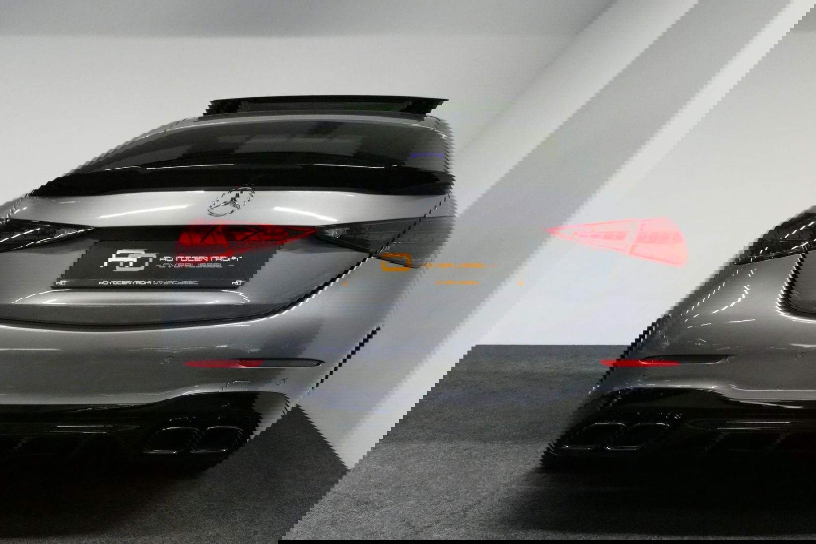 Mercedes-Benz C-Klasse 200 Launch Edition AMG Line / Orig. Nederlands / C63S AMG Diffuser / Panamericana Grill / Panoramadak / Carbon inleg / Apple Carplay - Android Auto / Ambienteverlichting / Stoelverwarming / 19'' LMV / Cruise Control / Achteruitrijcamera / Widescreen