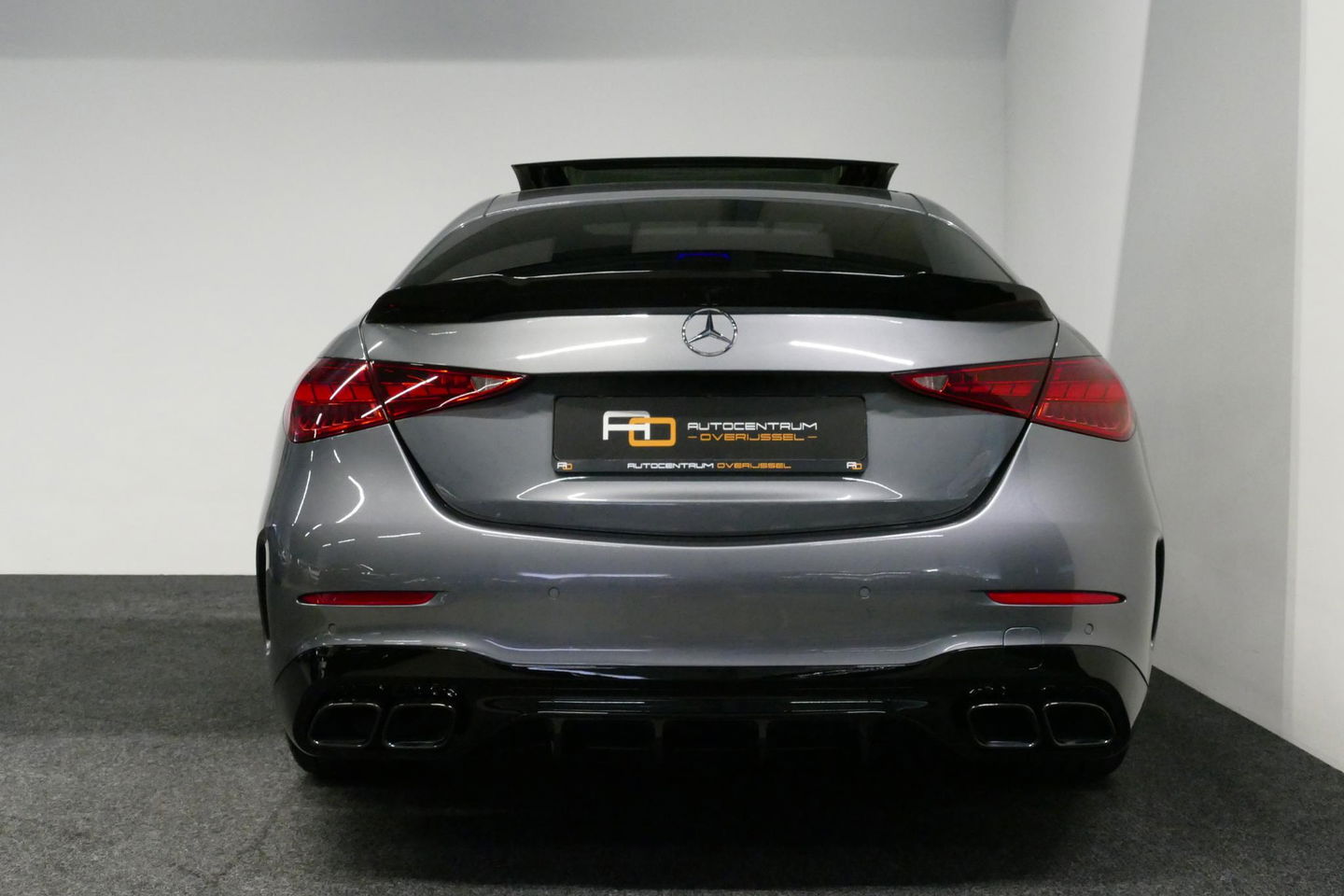 Mercedes-Benz C-Klasse 200 Launch Edition AMG Line / Orig. Nederlands / C63S AMG Diffuser / Panamericana Grill / Panoramadak / Carbon inleg / Apple Carplay - Android Auto / Ambienteverlichting / Stoelverwarming / 19'' LMV / Cruise Control / Achteruitrijcamera / Widescreen