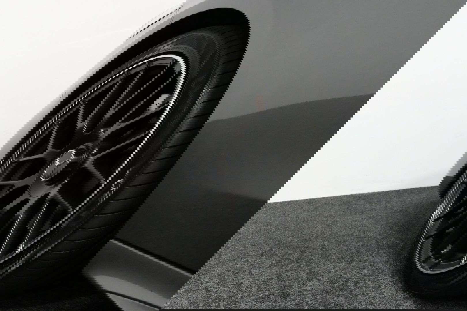 Mercedes-Benz C-Klasse 200 Launch Edition AMG Line / Orig. Nederlands / C63S AMG Diffuser / Panamericana Grill / Panoramadak / Carbon inleg / Apple Carplay - Android Auto / Ambienteverlichting / Stoelverwarming / 19'' LMV / Cruise Control / Achteruitrijcamera / Widescreen