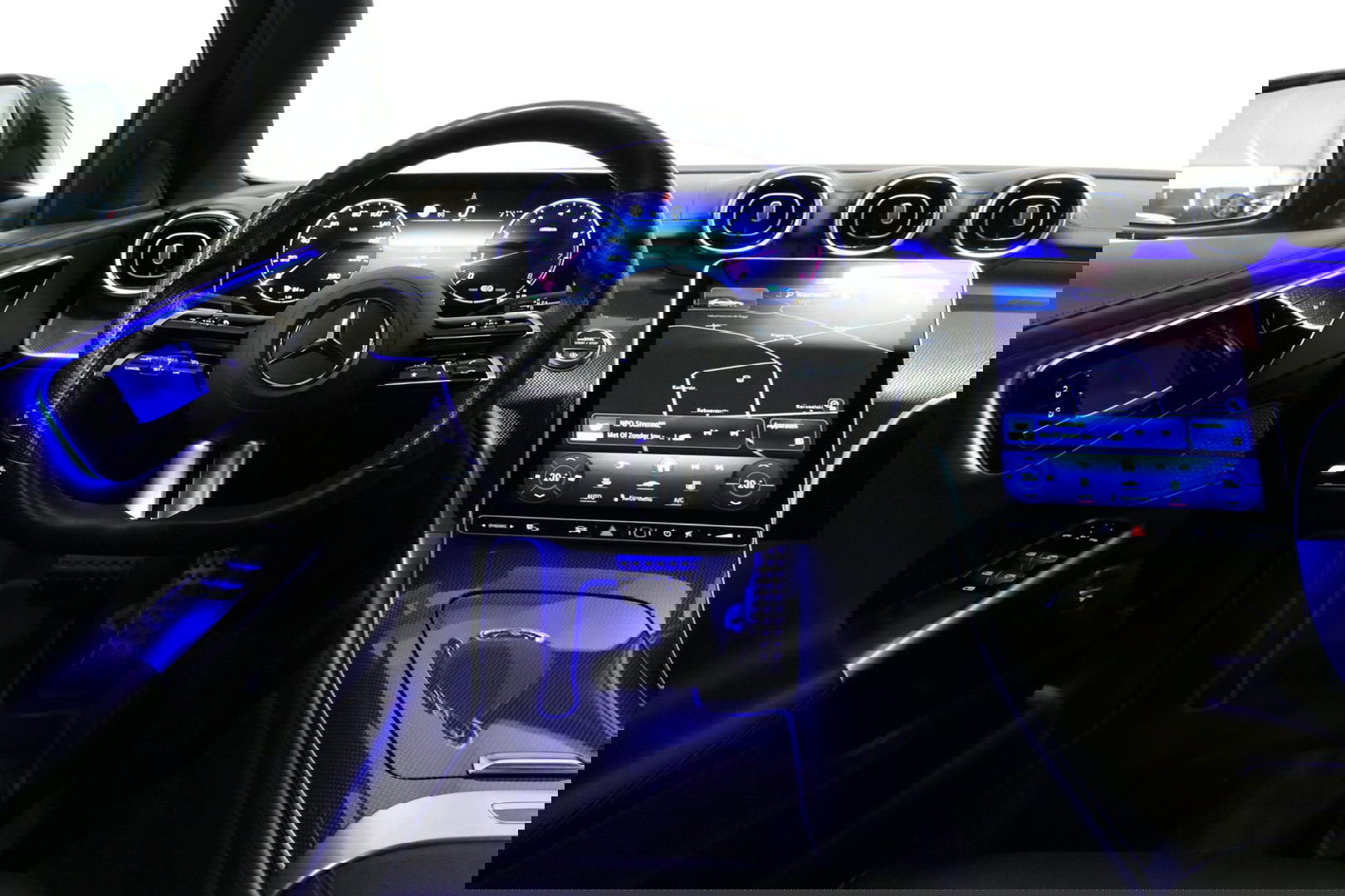 Mercedes-Benz C-Klasse 200 Launch Edition AMG Line / Orig. Nederlands / C63S AMG Diffuser / Panamericana Grill / Panoramadak / Carbon inleg / Apple Carplay - Android Auto / Ambienteverlichting / Stoelverwarming / 19'' LMV / Cruise Control / Achteruitrijcamera / Widescreen