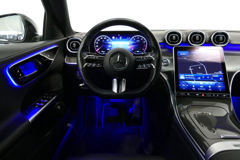 Mercedes-Benz C-Klasse 200 Launch Edition AMG Line / Orig. Nederlands / C63S AMG Diffuser / Panamericana Grill / Panoramadak / Carbon inleg / Apple Carplay - Android Auto / Ambienteverlichting / Stoelverwarming / 19'' LMV / Cruise Control / Achteruitrijcamera / Widescreen