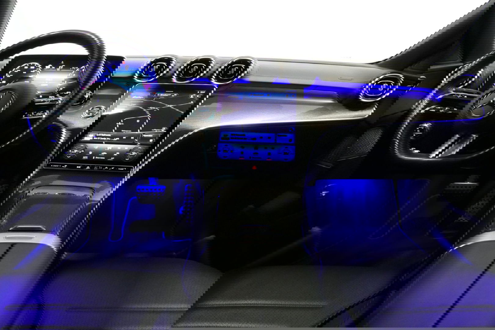 Mercedes-Benz C-Klasse 200 Launch Edition AMG Line / Orig. Nederlands / C63S AMG Diffuser / Panamericana Grill / Panoramadak / Carbon inleg / Apple Carplay - Android Auto / Ambienteverlichting / Stoelverwarming / 19'' LMV / Cruise Control / Achteruitrijcamera / Widescreen