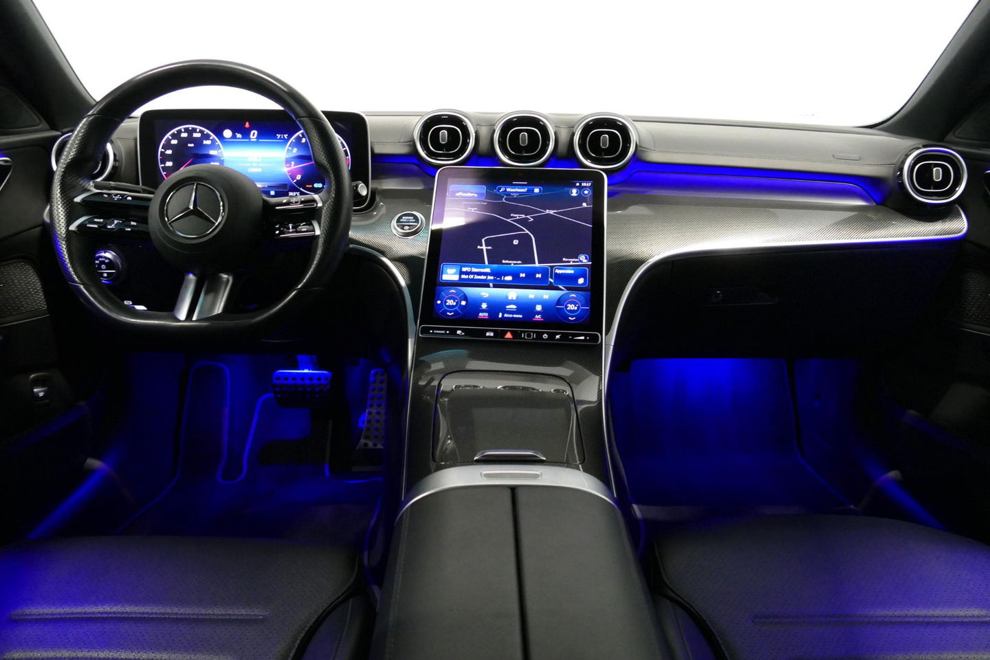 Mercedes-Benz C-Klasse 200 Launch Edition AMG Line / Orig. Nederlands / C63S AMG Diffuser / Panamericana Grill / Panoramadak / Carbon inleg / Apple Carplay - Android Auto / Ambienteverlichting / Stoelverwarming / 19'' LMV / Cruise Control / Achteruitrijcamera / Widescreen