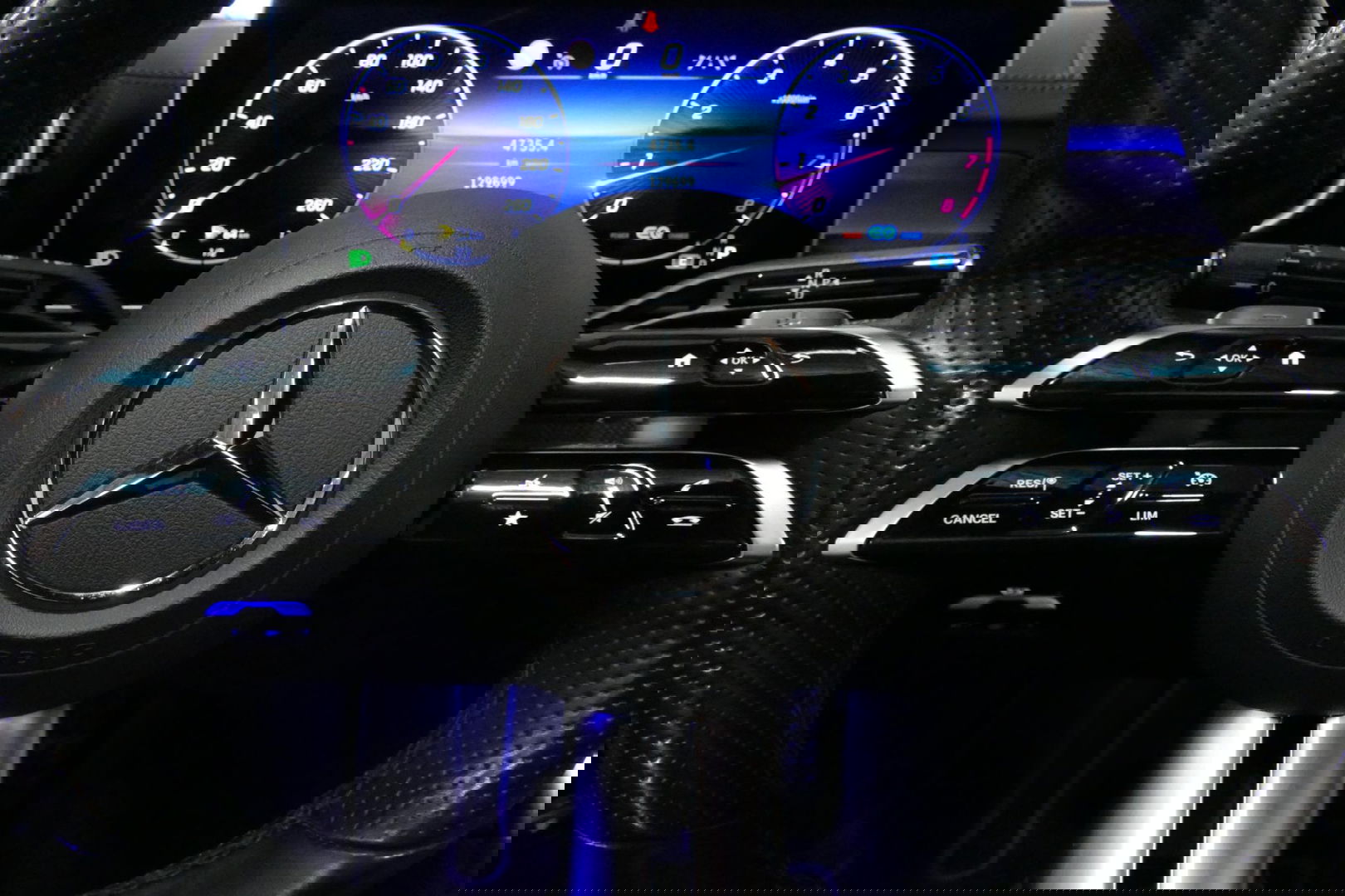 Mercedes-Benz C-Klasse 200 Launch Edition AMG Line / Orig. Nederlands / C63S AMG Diffuser / Panamericana Grill / Panoramadak / Carbon inleg / Apple Carplay - Android Auto / Ambienteverlichting / Stoelverwarming / 19'' LMV / Cruise Control / Achteruitrijcamera / Widescreen