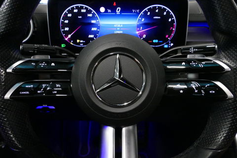 Mercedes-Benz C-Klasse 200 Launch Edition AMG Line / Orig. Nederlands / C63S AMG Diffuser / Panamericana Grill / Panoramadak / Carbon inleg / Apple Carplay - Android Auto / Ambienteverlichting / Stoelverwarming / 19'' LMV / Cruise Control / Achteruitrijcamera / Widescreen
