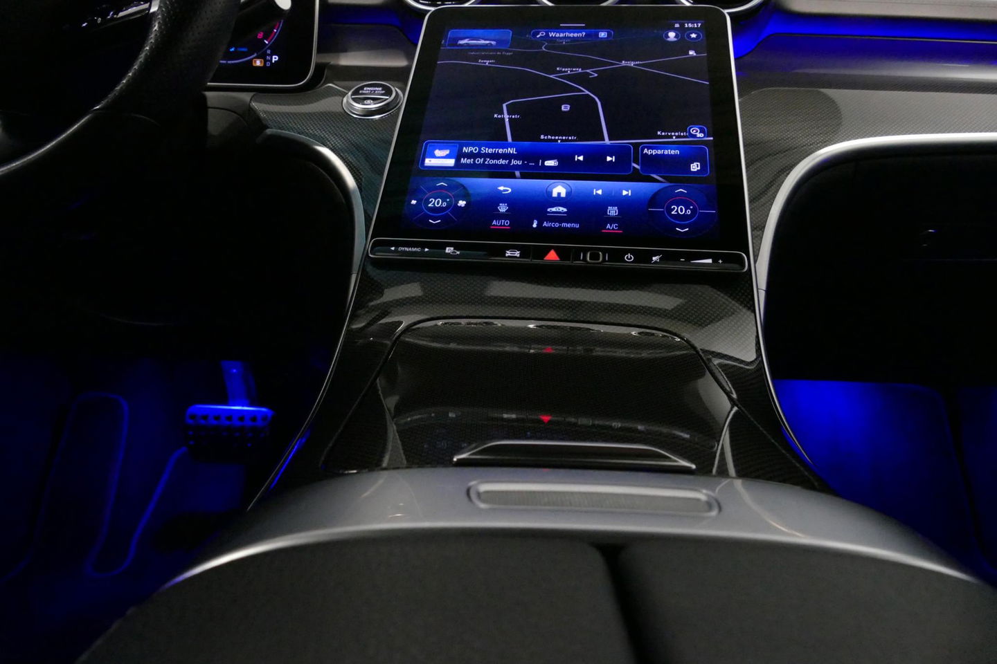 Mercedes-Benz C-Klasse 200 Launch Edition AMG Line / Orig. Nederlands / C63S AMG Diffuser / Panamericana Grill / Panoramadak / Carbon inleg / Apple Carplay - Android Auto / Ambienteverlichting / Stoelverwarming / 19'' LMV / Cruise Control / Achteruitrijcamera / Widescreen