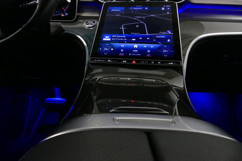 Mercedes-Benz C-Klasse 200 Launch Edition AMG Line / Orig. Nederlands / C63S AMG Diffuser / Panamericana Grill / Panoramadak / Carbon inleg / Apple Carplay - Android Auto / Ambienteverlichting / Stoelverwarming / 19'' LMV / Cruise Control / Achteruitrijcamera / Widescreen