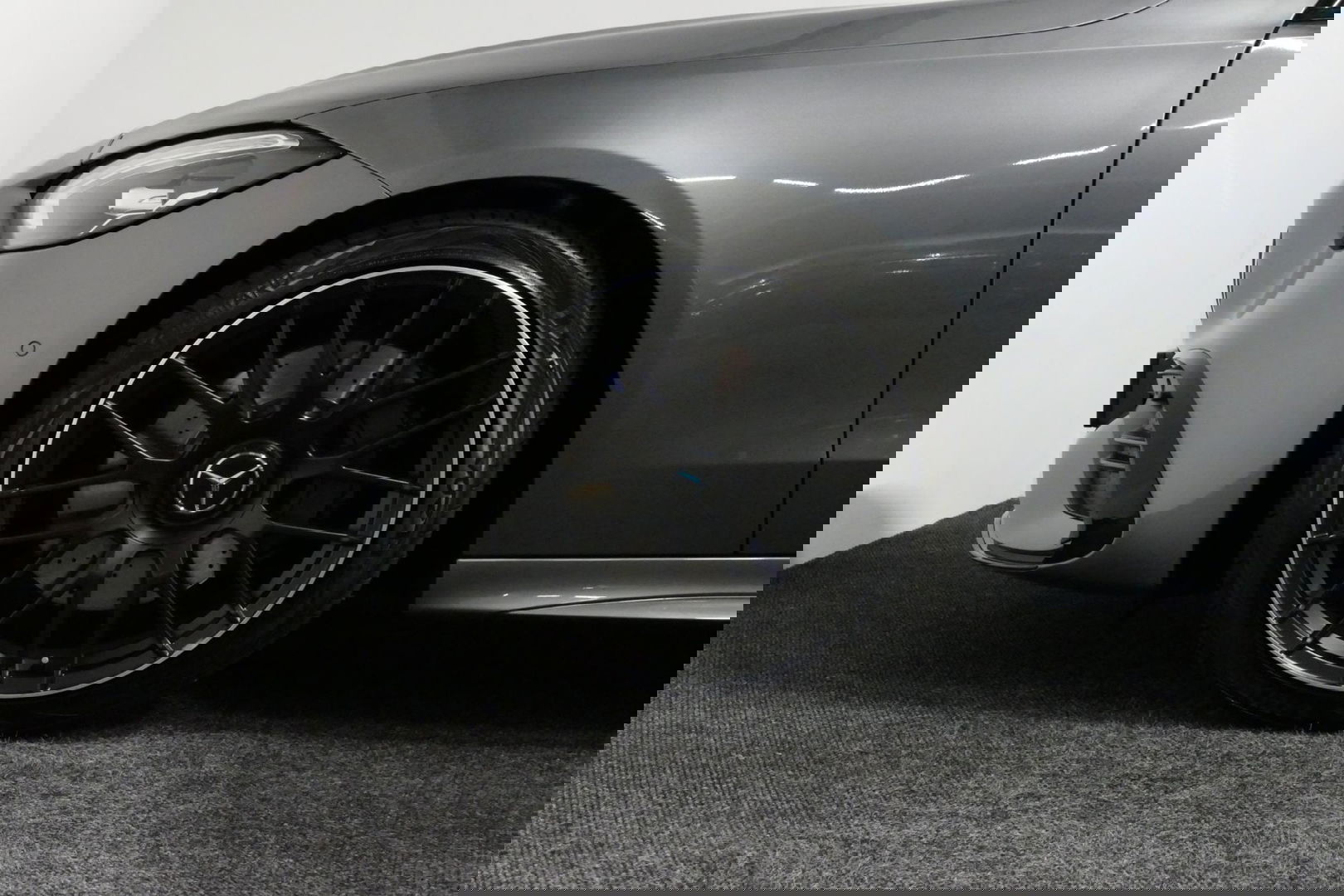 Mercedes-Benz C-Klasse 200 Launch Edition AMG Line / Orig. Nederlands / C63S AMG Diffuser / Panamericana Grill / Panoramadak / Carbon inleg / Apple Carplay - Android Auto / Ambienteverlichting / Stoelverwarming / 19'' LMV / Cruise Control / Achteruitrijcamera / Widescreen