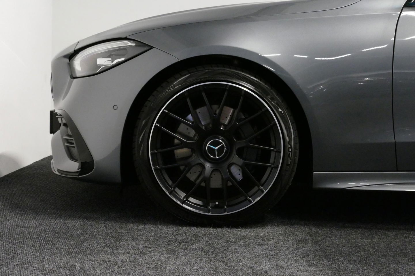 Mercedes-Benz C-Klasse 200 Launch Edition AMG Line / Orig. Nederlands / C63S AMG Diffuser / Panamericana Grill / Panoramadak / Carbon inleg / Apple Carplay - Android Auto / Ambienteverlichting / Stoelverwarming / 19'' LMV / Cruise Control / Achteruitrijcamera / Widescreen