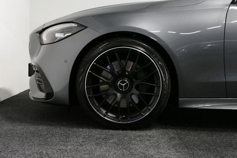 Mercedes-Benz C-Klasse 200 Launch Edition AMG Line / Orig. Nederlands / C63S AMG Diffuser / Panamericana Grill / Panoramadak / Carbon inleg / Apple Carplay - Android Auto / Ambienteverlichting / Stoelverwarming / 19'' LMV / Cruise Control / Achteruitrijcamera / Widescreen