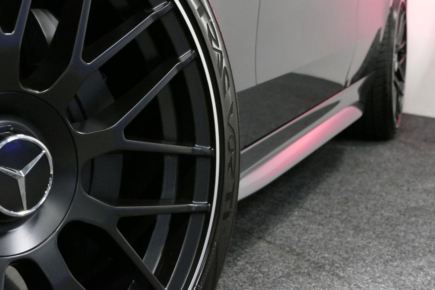 Mercedes-Benz C-Klasse 200 Launch Edition AMG Line / Orig. Nederlands / C63S AMG Diffuser / Panamericana Grill / Panoramadak / Carbon inleg / Apple Carplay - Android Auto / Ambienteverlichting / Stoelverwarming / 19'' LMV / Cruise Control / Achteruitrijcamera / Widescreen