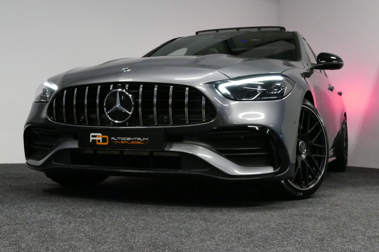 Mercedes-Benz C-Klasse 200 Launch Edition AMG Line / Orig. Nederlands / C63S AMG Diffuser / Panamericana Grill / Panoramadak / Carbon inleg / Apple Carplay - Android Auto / Ambienteverlichting / Stoelverwarming / 19'' LMV / Cruise Control / Achteruitrijcamera / Widescreen