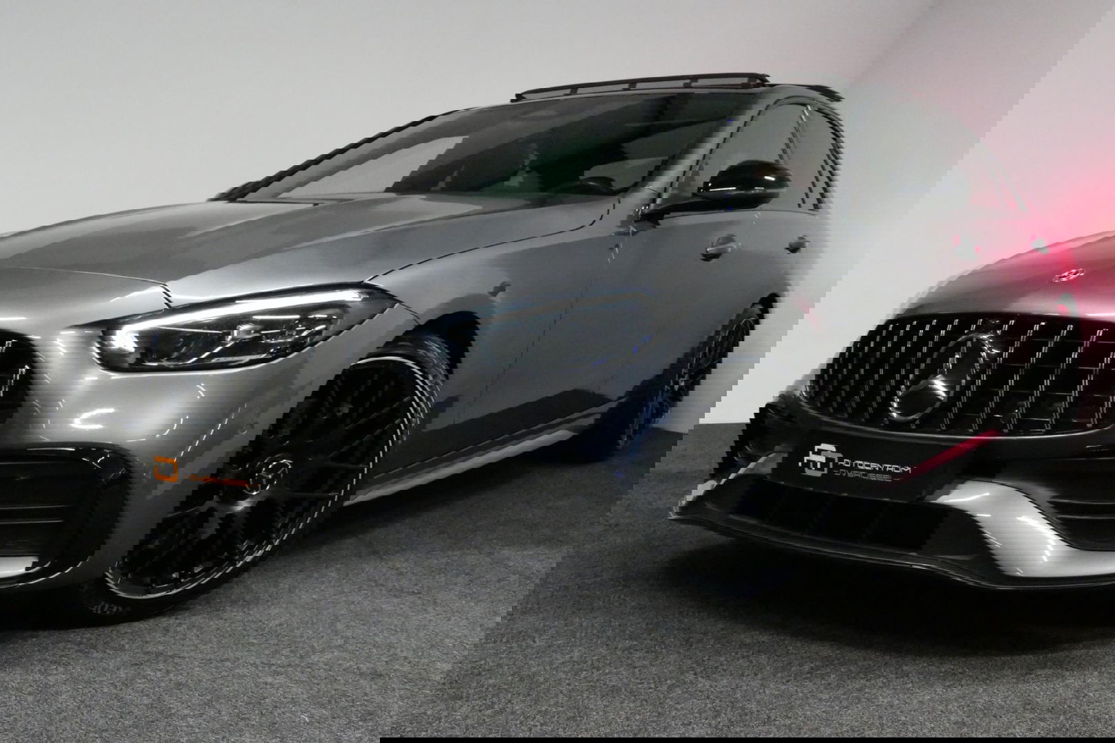 Mercedes-Benz C-Klasse 200 Launch Edition AMG Line / Orig. Nederlands / C63S AMG Diffuser / Panamericana Grill / Panoramadak / Carbon inleg / Apple Carplay - Android Auto / Ambienteverlichting / Stoelverwarming / 19'' LMV / Cruise Control / Achteruitrijcamera / Widescreen