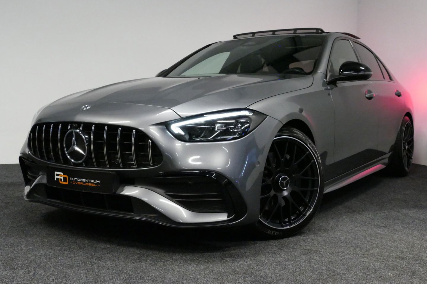 Mercedes-Benz C-Klasse 200 Launch Edition AMG Line / Orig. Nederlands / C63S AMG Diffuser / Panamericana Grill / Panoramadak / Carbon inleg / Apple Carplay - Android Auto / Ambienteverlichting / Stoelverwarming / 19'' LMV / Cruise Control / Achteruitrijcamera / Widescreen