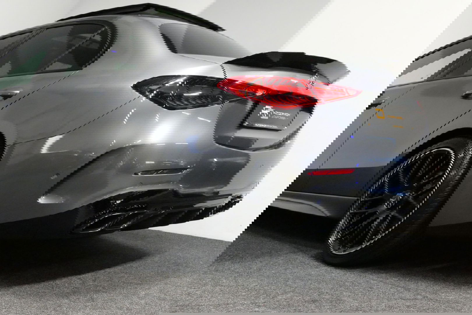 Mercedes-Benz C-Klasse 200 Launch Edition AMG Line / Orig. Nederlands / C63S AMG Diffuser / Panamericana Grill / Panoramadak / Carbon inleg / Apple Carplay - Android Auto / Ambienteverlichting / Stoelverwarming / 19'' LMV / Cruise Control / Achteruitrijcamera / Widescreen