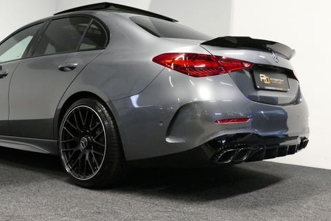 Mercedes-Benz C-Klasse 200 Launch Edition AMG Line / Orig. Nederlands / C63S AMG Diffuser / Panamericana Grill / Panoramadak / Carbon inleg / Apple Carplay - Android Auto / Ambienteverlichting / Stoelverwarming / 19'' LMV / Cruise Control / Achteruitrijcamera / Widescreen