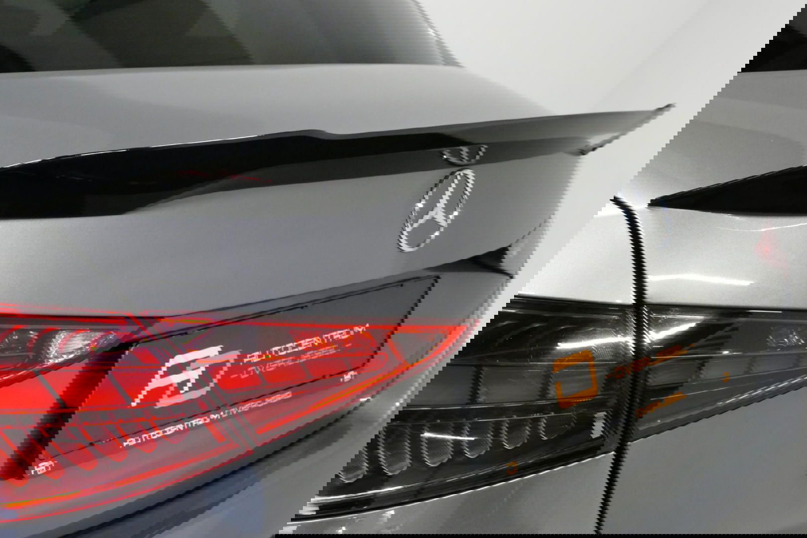 Mercedes-Benz C-Klasse 200 Launch Edition AMG Line / Orig. Nederlands / C63S AMG Diffuser / Panamericana Grill / Panoramadak / Carbon inleg / Apple Carplay - Android Auto / Ambienteverlichting / Stoelverwarming / 19'' LMV / Cruise Control / Achteruitrijcamera / Widescreen