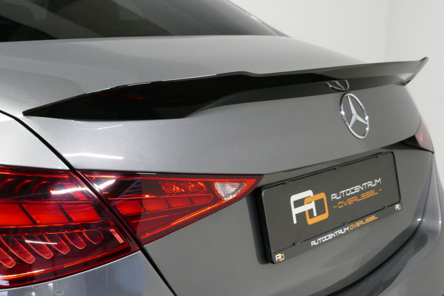 Mercedes-Benz C-Klasse 200 Launch Edition AMG Line / Orig. Nederlands / C63S AMG Diffuser / Panamericana Grill / Panoramadak / Carbon inleg / Apple Carplay - Android Auto / Ambienteverlichting / Stoelverwarming / 19'' LMV / Cruise Control / Achteruitrijcamera / Widescreen