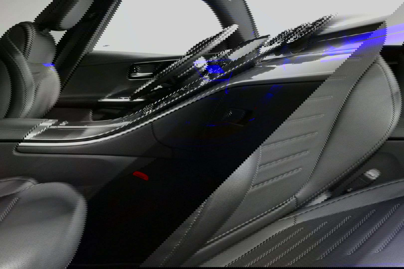 Mercedes-Benz C-Klasse 200 Launch Edition AMG Line / Orig. Nederlands / C63S AMG Diffuser / Panamericana Grill / Panoramadak / Carbon inleg / Apple Carplay - Android Auto / Ambienteverlichting / Stoelverwarming / 19'' LMV / Cruise Control / Achteruitrijcamera / Widescreen