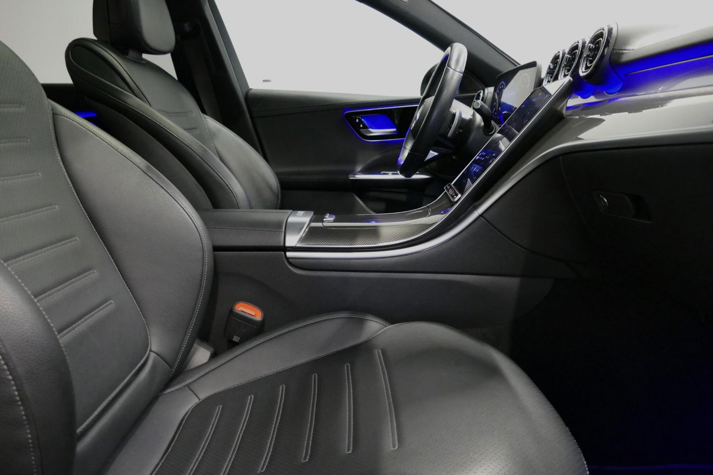 Mercedes-Benz C-Klasse 200 Launch Edition AMG Line / Orig. Nederlands / C63S AMG Diffuser / Panamericana Grill / Panoramadak / Carbon inleg / Apple Carplay - Android Auto / Ambienteverlichting / Stoelverwarming / 19'' LMV / Cruise Control / Achteruitrijcamera / Widescreen