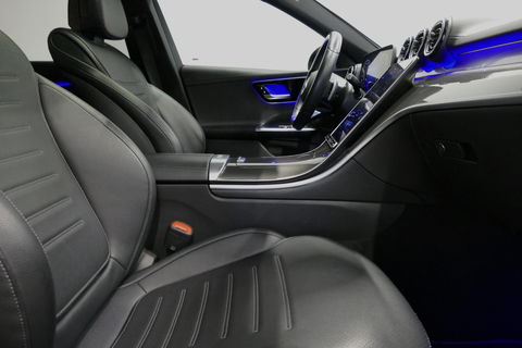 Mercedes-Benz C-Klasse 200 Launch Edition AMG Line / Orig. Nederlands / C63S AMG Diffuser / Panamericana Grill / Panoramadak / Carbon inleg / Apple Carplay - Android Auto / Ambienteverlichting / Stoelverwarming / 19'' LMV / Cruise Control / Achteruitrijcamera / Widescreen