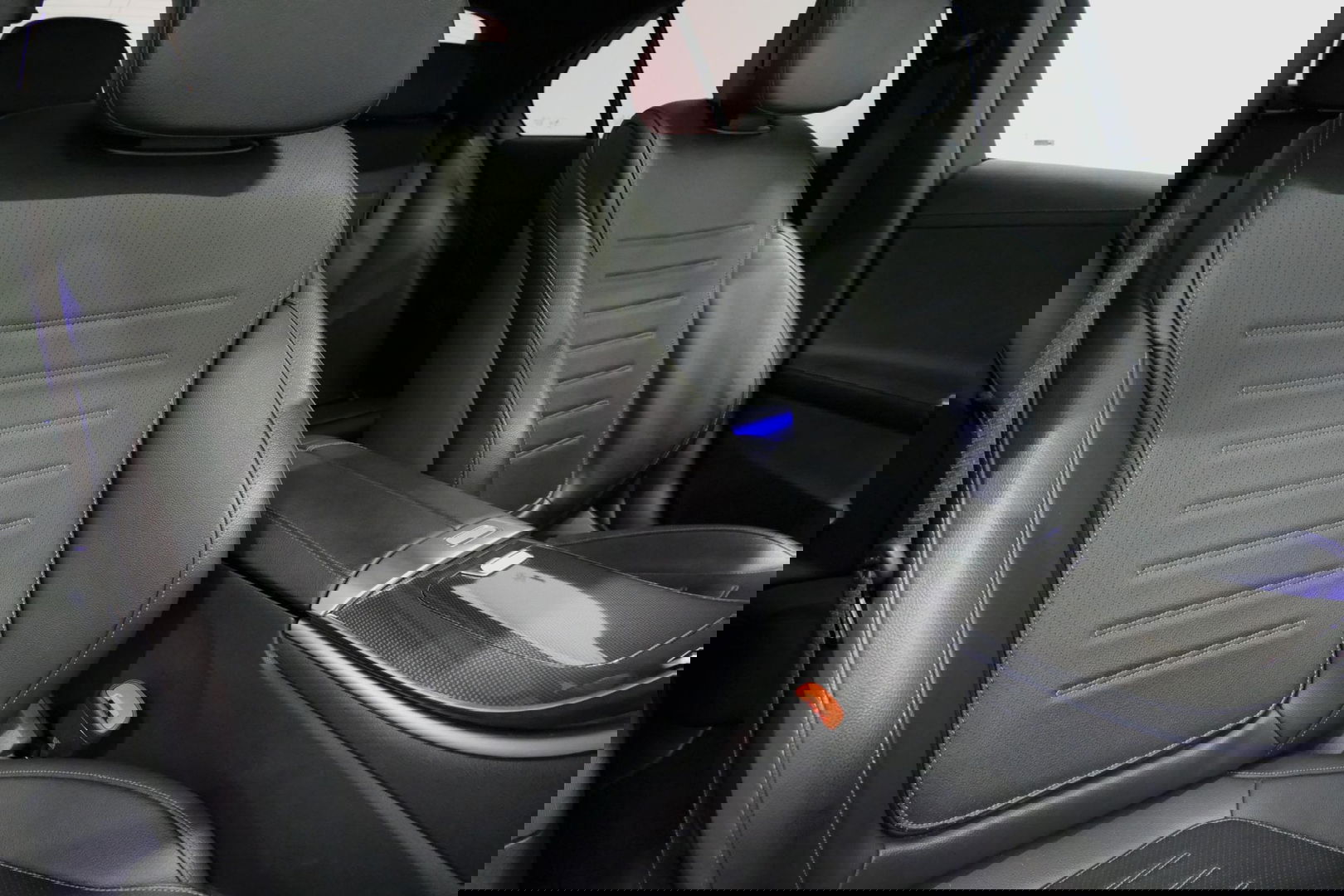 Mercedes-Benz C-Klasse 200 Launch Edition AMG Line / Orig. Nederlands / C63S AMG Diffuser / Panamericana Grill / Panoramadak / Carbon inleg / Apple Carplay - Android Auto / Ambienteverlichting / Stoelverwarming / 19'' LMV / Cruise Control / Achteruitrijcamera / Widescreen