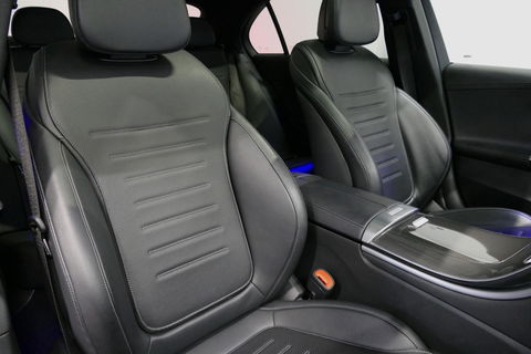 Mercedes-Benz C-Klasse 200 Launch Edition AMG Line / Orig. Nederlands / C63S AMG Diffuser / Panamericana Grill / Panoramadak / Carbon inleg / Apple Carplay - Android Auto / Ambienteverlichting / Stoelverwarming / 19'' LMV / Cruise Control / Achteruitrijcamera / Widescreen