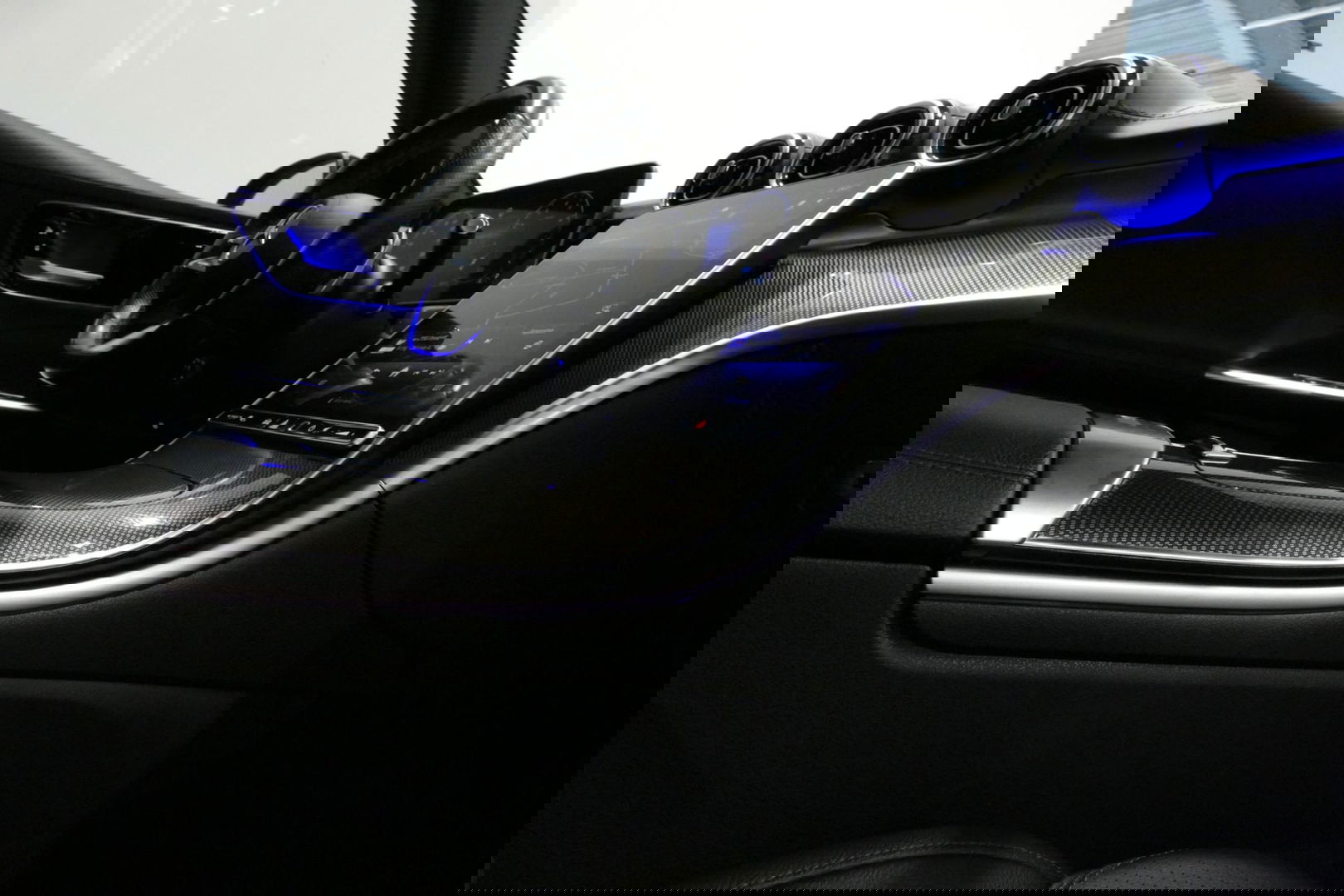 Mercedes-Benz C-Klasse 200 Launch Edition AMG Line / Orig. Nederlands / C63S AMG Diffuser / Panamericana Grill / Panoramadak / Carbon inleg / Apple Carplay - Android Auto / Ambienteverlichting / Stoelverwarming / 19'' LMV / Cruise Control / Achteruitrijcamera / Widescreen