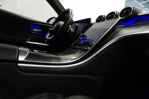 Mercedes-Benz C-Klasse 200 Launch Edition AMG Line / Orig. Nederlands / C63S AMG Diffuser / Panamericana Grill / Panoramadak / Carbon inleg / Apple Carplay - Android Auto / Ambienteverlichting / Stoelverwarming / 19'' LMV / Cruise Control / Achteruitrijcamera / Widescreen