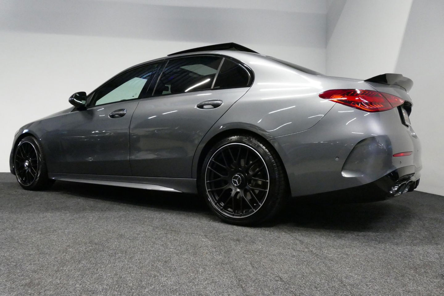 Mercedes-Benz C-Klasse 200 Launch Edition AMG Line / Orig. Nederlands / C63S AMG Diffuser / Panamericana Grill / Panoramadak / Carbon inleg / Apple Carplay - Android Auto / Ambienteverlichting / Stoelverwarming / 19'' LMV / Cruise Control / Achteruitrijcamera / Widescreen