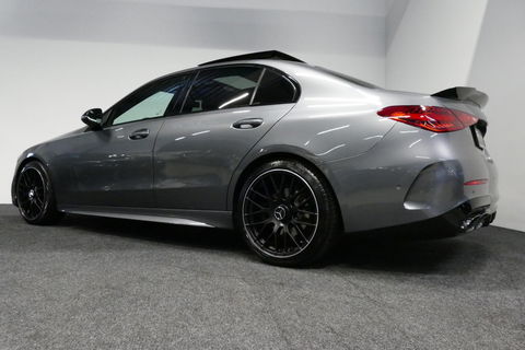 Mercedes-Benz C-Klasse 200 Launch Edition AMG Line / Orig. Nederlands / C63S AMG Diffuser / Panamericana Grill / Panoramadak / Carbon inleg / Apple Carplay - Android Auto / Ambienteverlichting / Stoelverwarming / 19'' LMV / Cruise Control / Achteruitrijcamera / Widescreen