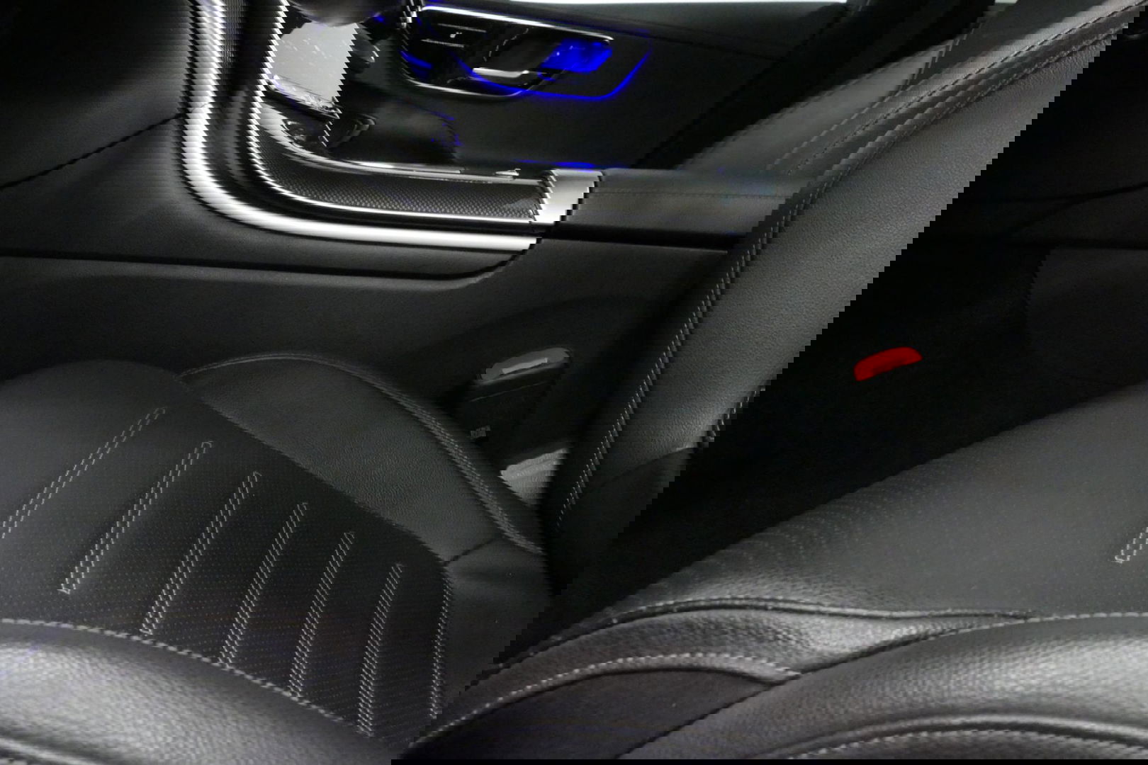 Mercedes-Benz C-Klasse 200 Launch Edition AMG Line / Orig. Nederlands / C63S AMG Diffuser / Panamericana Grill / Panoramadak / Carbon inleg / Apple Carplay - Android Auto / Ambienteverlichting / Stoelverwarming / 19'' LMV / Cruise Control / Achteruitrijcamera / Widescreen