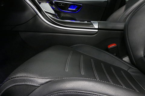 Mercedes-Benz C-Klasse 200 Launch Edition AMG Line / Orig. Nederlands / C63S AMG Diffuser / Panamericana Grill / Panoramadak / Carbon inleg / Apple Carplay - Android Auto / Ambienteverlichting / Stoelverwarming / 19'' LMV / Cruise Control / Achteruitrijcamera / Widescreen